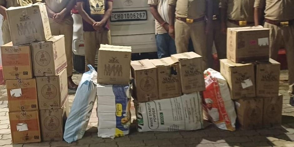 पूर्वांचल एक्सप्रेस-वे पर जलालपुर पुलिस की कार्रवाई से बरामद शराब।