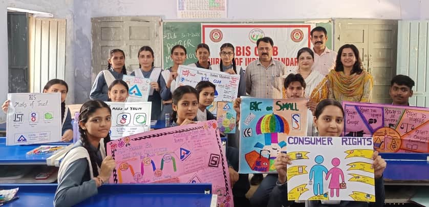 पोस्टर मेकिंग प्रतियोगिता की विजेता प्रतिभागियों के साथ शिक्षक।  संस्थान