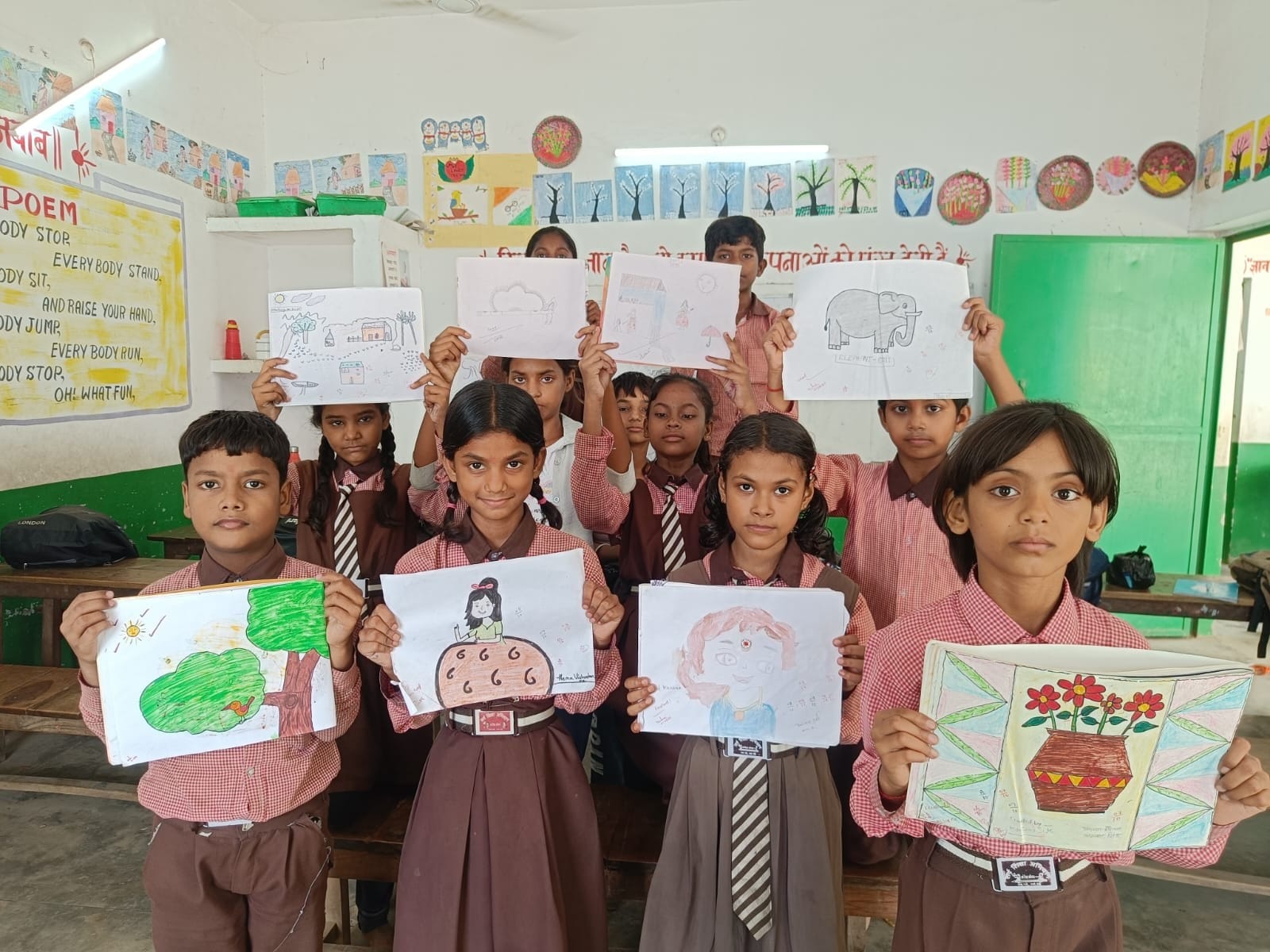 पोस्टर दिखाते बच्चे