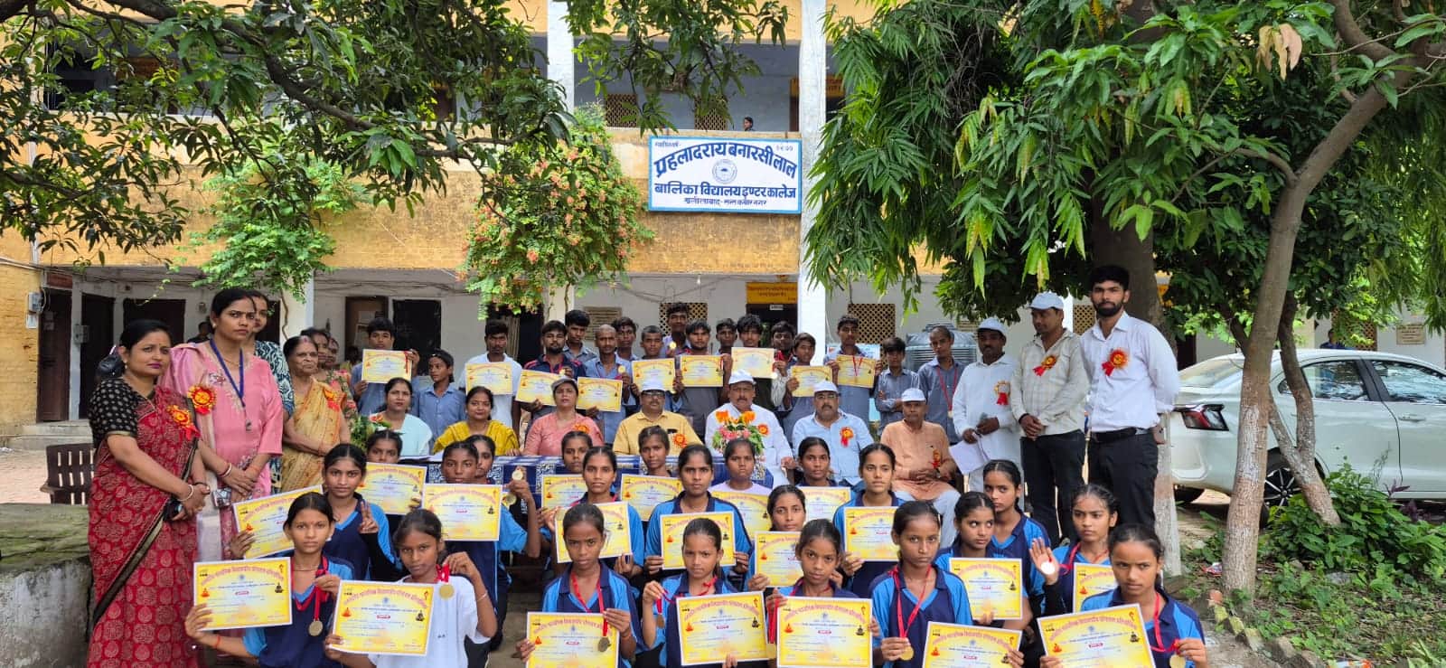 पीवी गर्ल्स इंटर कॉलेज में आयोजित हैंडबाल प्रतियोगिता में प्रमाणपत्रों के साथ प्रतिभागी। स्रोत-