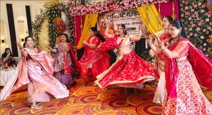 राबट्सगंज में मारवाड़ी युवा मंच की ओर से तीज महोत्सव में सांस्कृतिक कार्यक्रम प्रस्तुत करती महिल