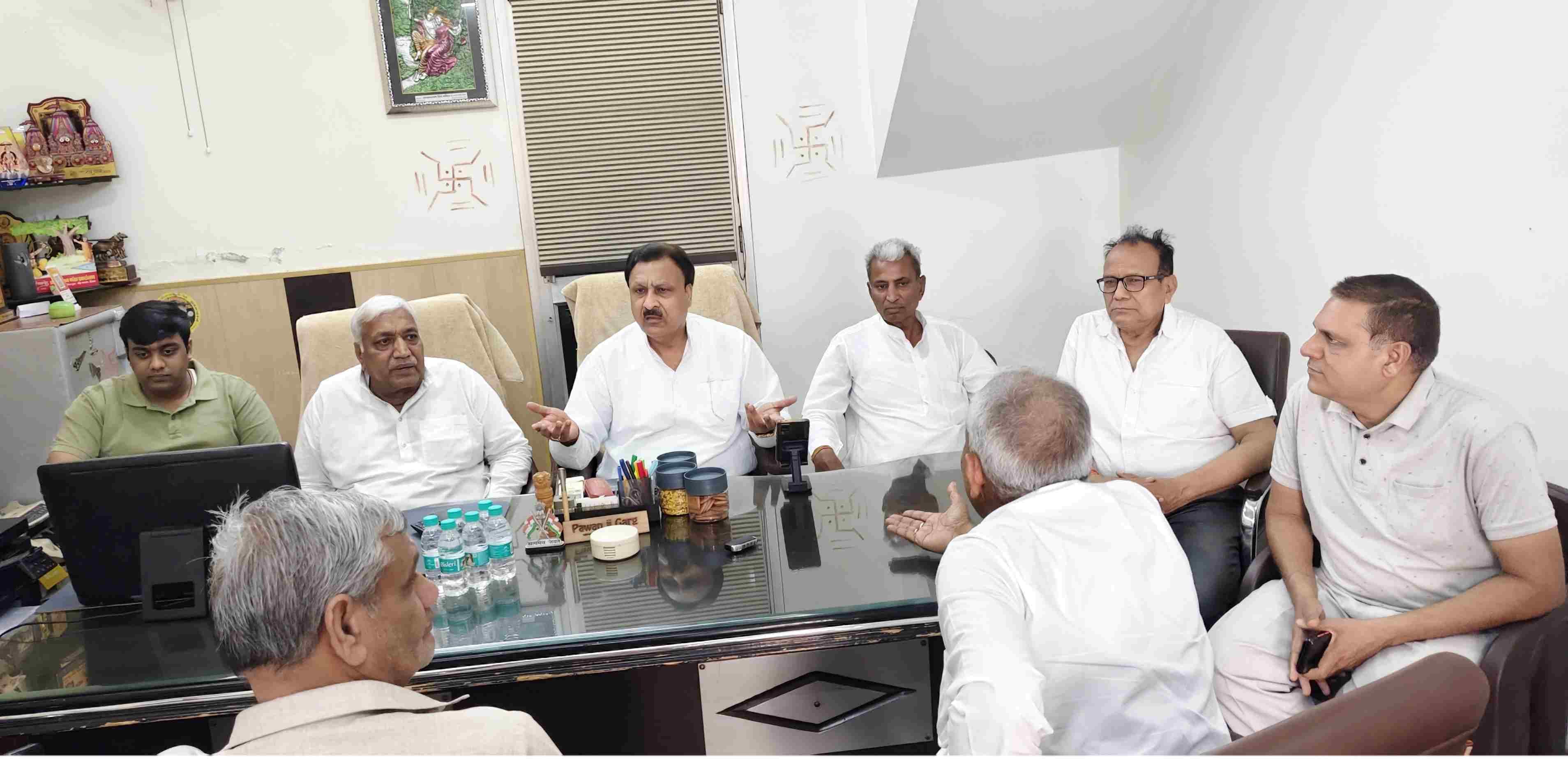  रंगदारी मांगने के मामले में व्यापारियों के साथ बैठक करते बजरंग गर्ग। 