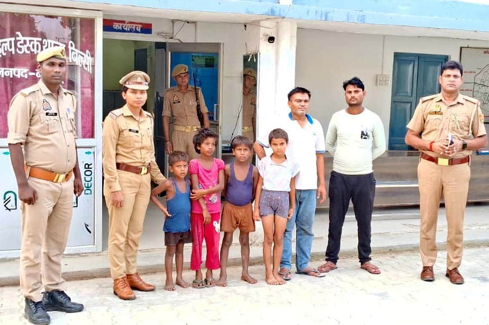 रहस्यमय ढंग से लापता चारों बच्चों परिजनों को सौंपती पुलिस। संवाद