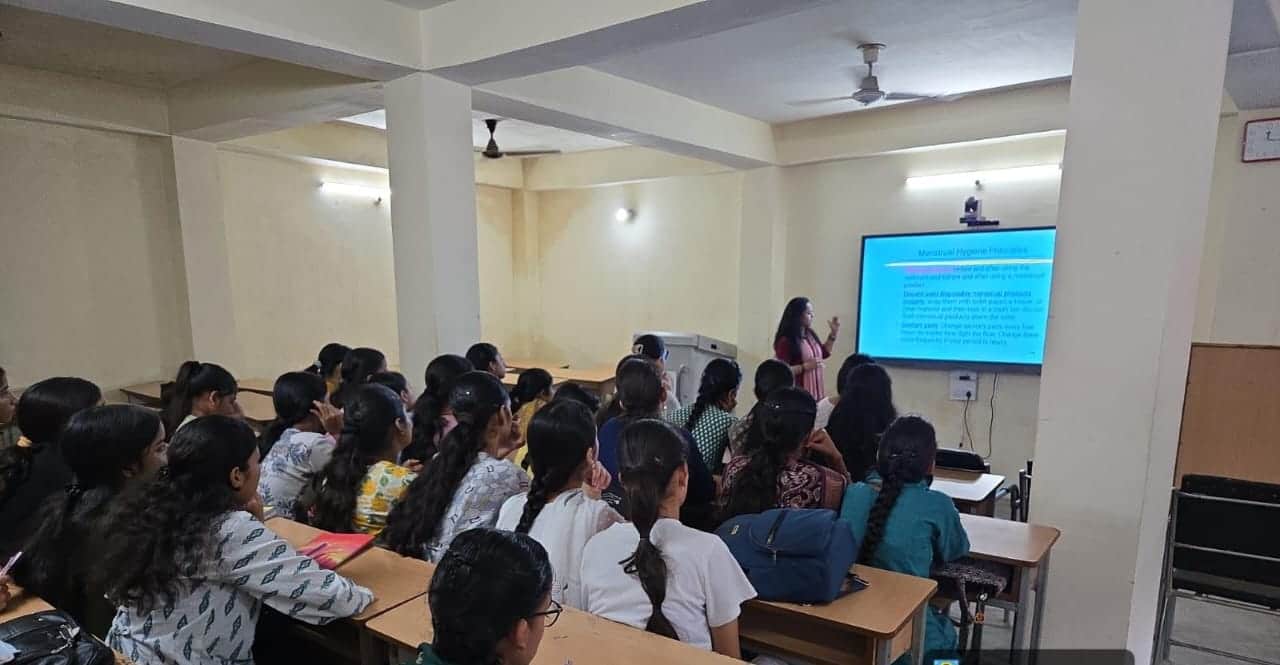 राजकीय महाविद्यालय दाड़लाघाट में आयोजित मासिक धर्म स्वच्छता जागरूकता कार्यक्रम में उपस्थित छात्