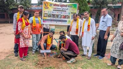 राजकीय स्कूल मिल्क खास में पौधरोपण करते संस्था के पदाधिकारी। संस्था