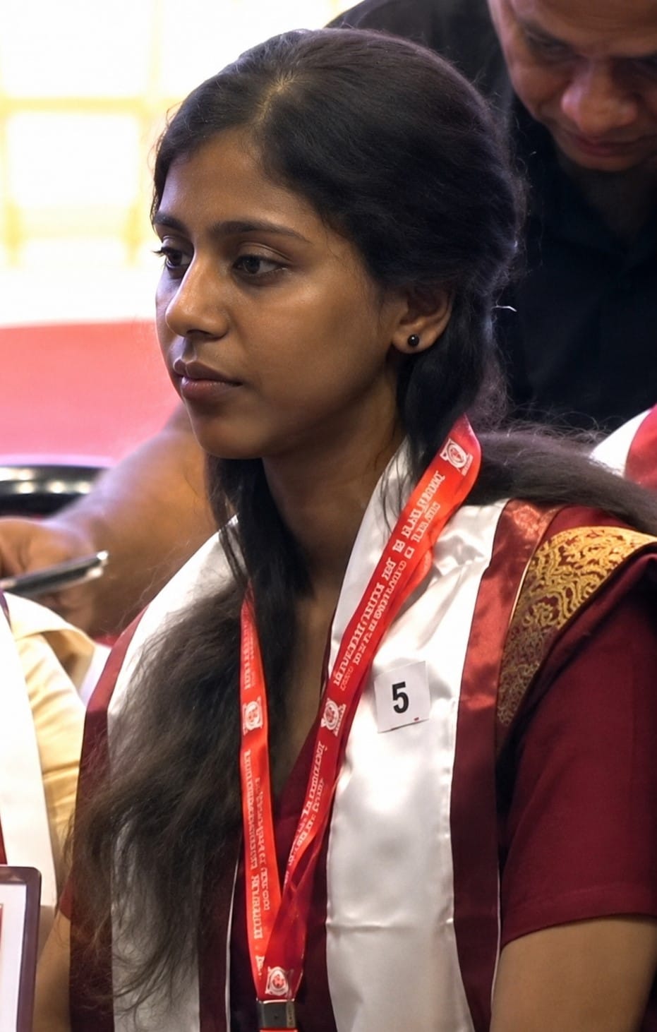 The hospitalized mother kept asking... "Daughter, why didn't you receive the medal from the Governor?"