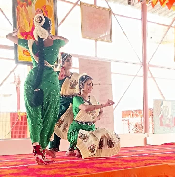 14 artists offered a dance tribute set to the 'Shri Ram Stuti