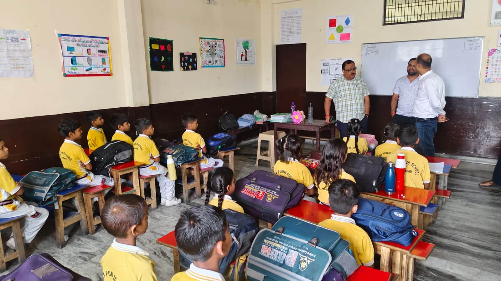 रामा पब्लिक स्कूल में पहुचकर जांच करते हुए नगर शिक्षाधिकारी। स्रोत: विभाग