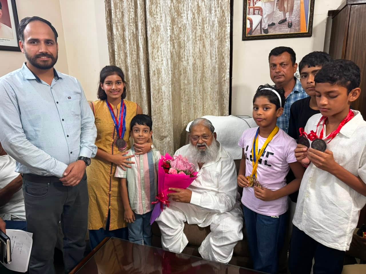 सीबीएसई नॉर्थ जोन चैंपियनशिप में 12 पदक जीतने वाले खिलाड़ियों को सम्मानित करते हुए मंत्री विज: