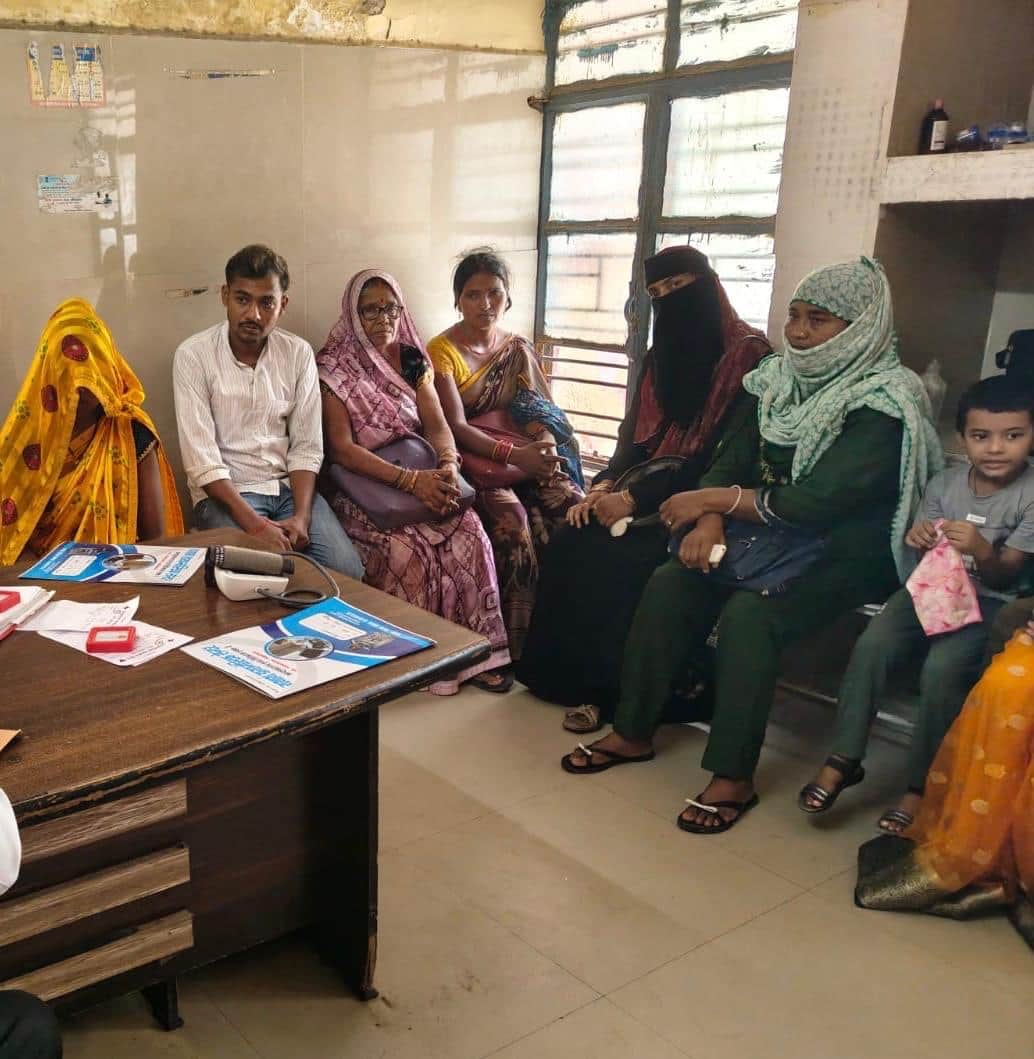 सीएचसी मेजा में चिकित्सक को दिखाने के लिए अपनी पारी का इंतजार करते मरीज। संवाद