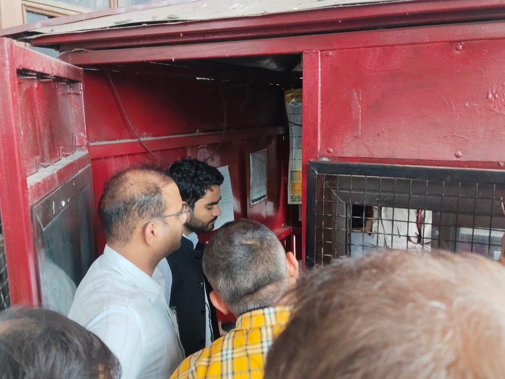 Una News: मां चिंतपूर्णी मंदिर में सुगम दर्शन पास व्यवस्था का एडीसी ने खंगाला रिकॉर्ड
