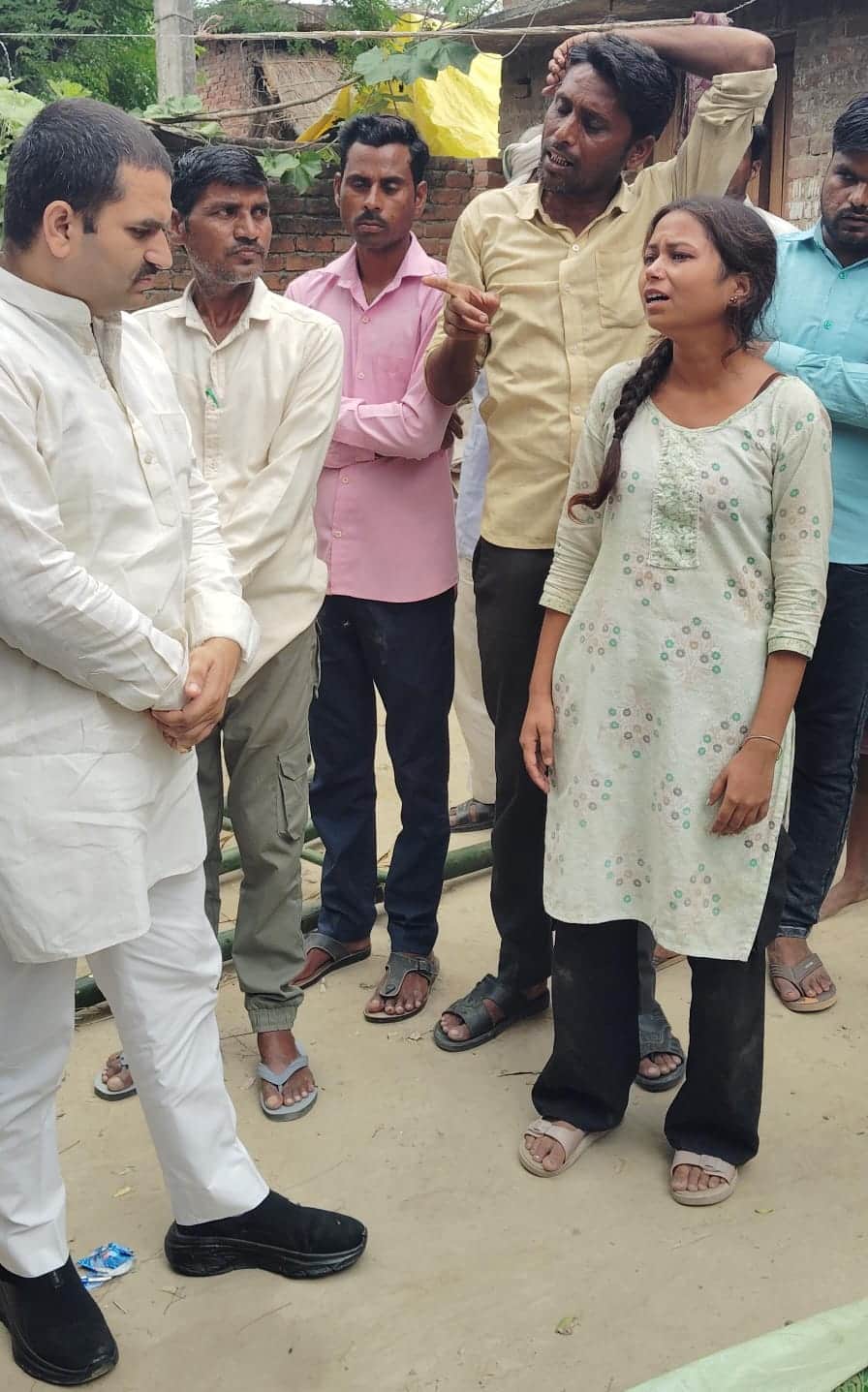 सहसपुर में मृतक की बहन पूजा एवं परिजनों को सांत्वना देते विधायक अमन गिरि। स्रोत ग्रामीण