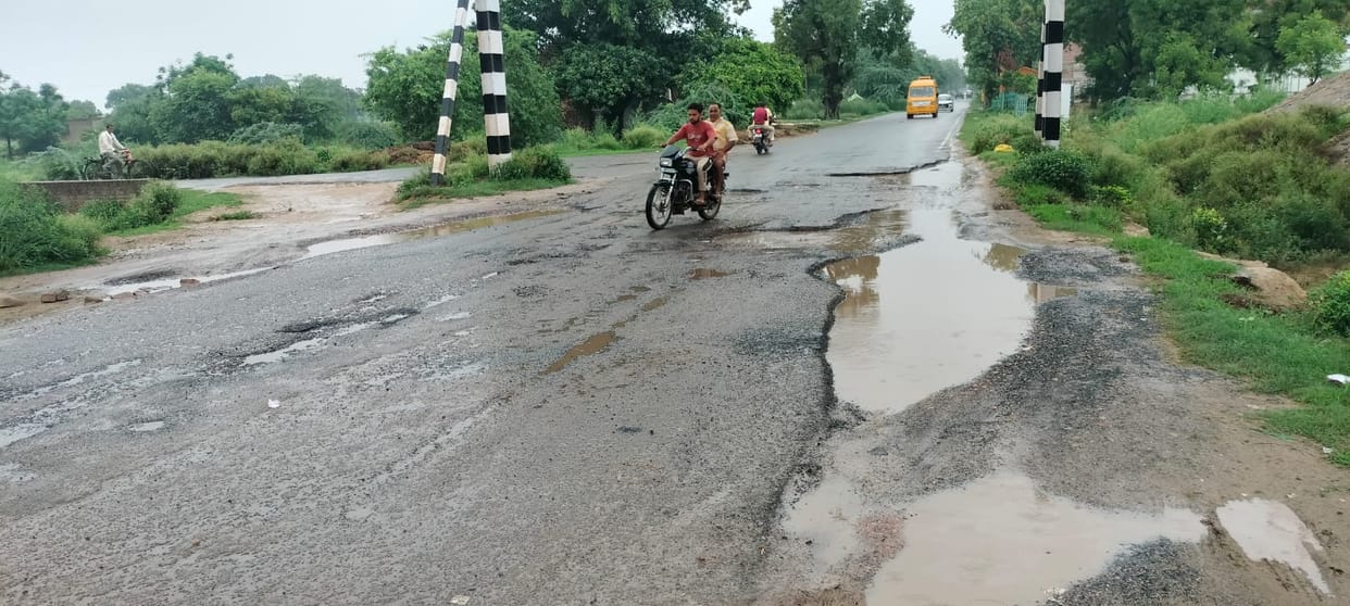 Road conditions remain unimproved; potholes pose obstacles for Kanwariyas.