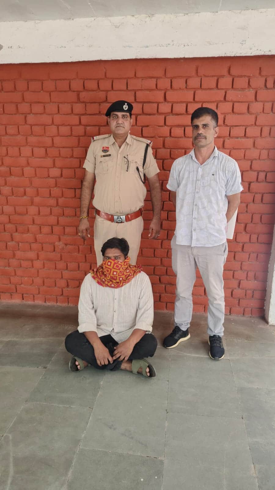 साइबर पुलिस द्वारा पकड़ा गया आरोपी। 