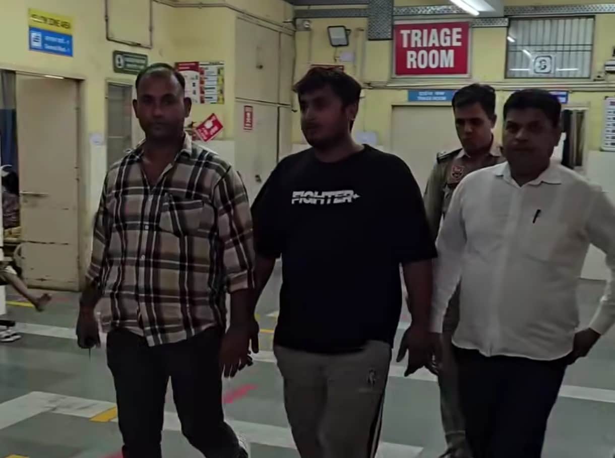  साइबर थाना की टीम के साथ आरोपी।