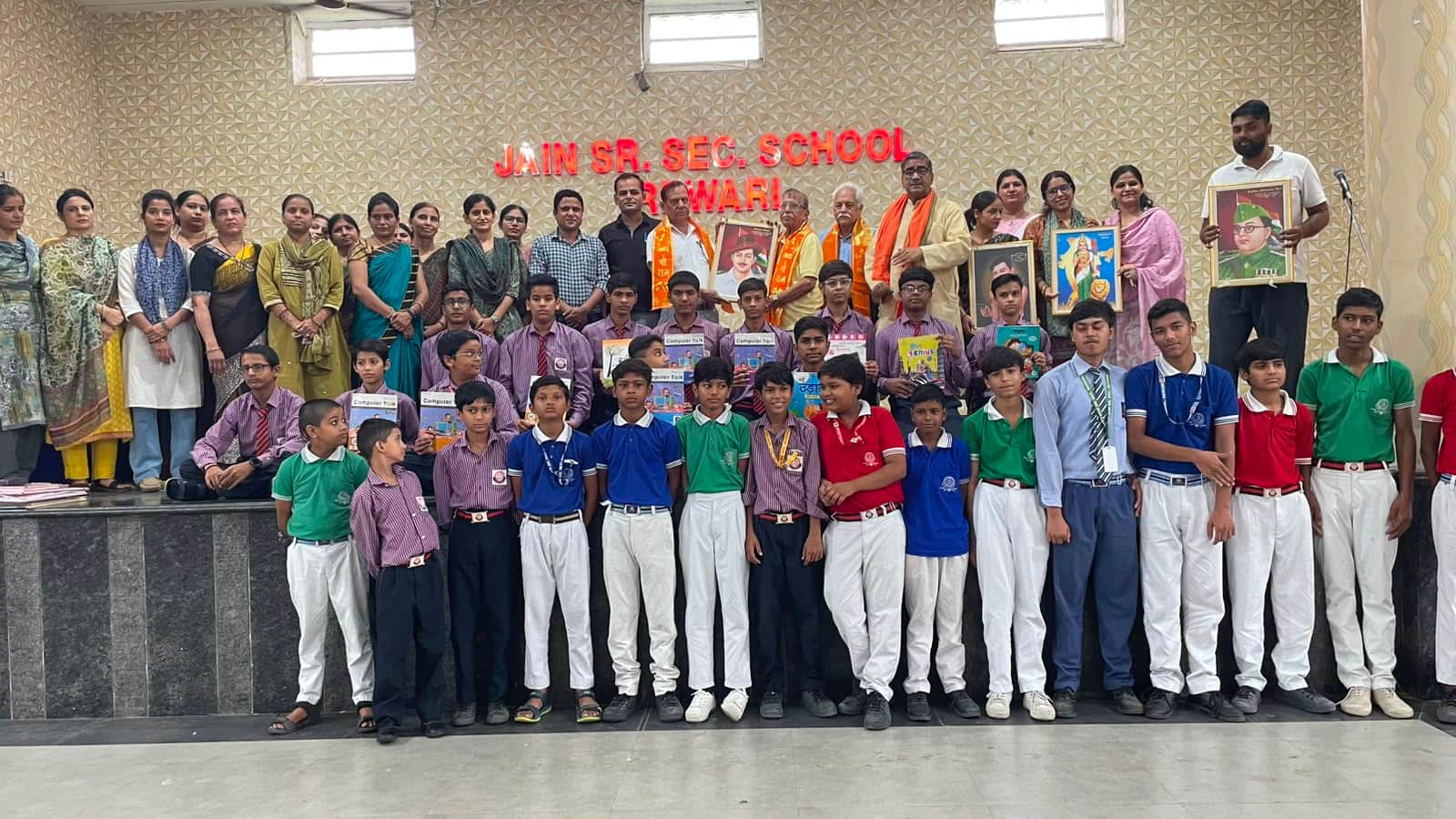स्कूल में एक मंच पर आए विद्यार्थी व शिक्षक। स्रोत : संस्था