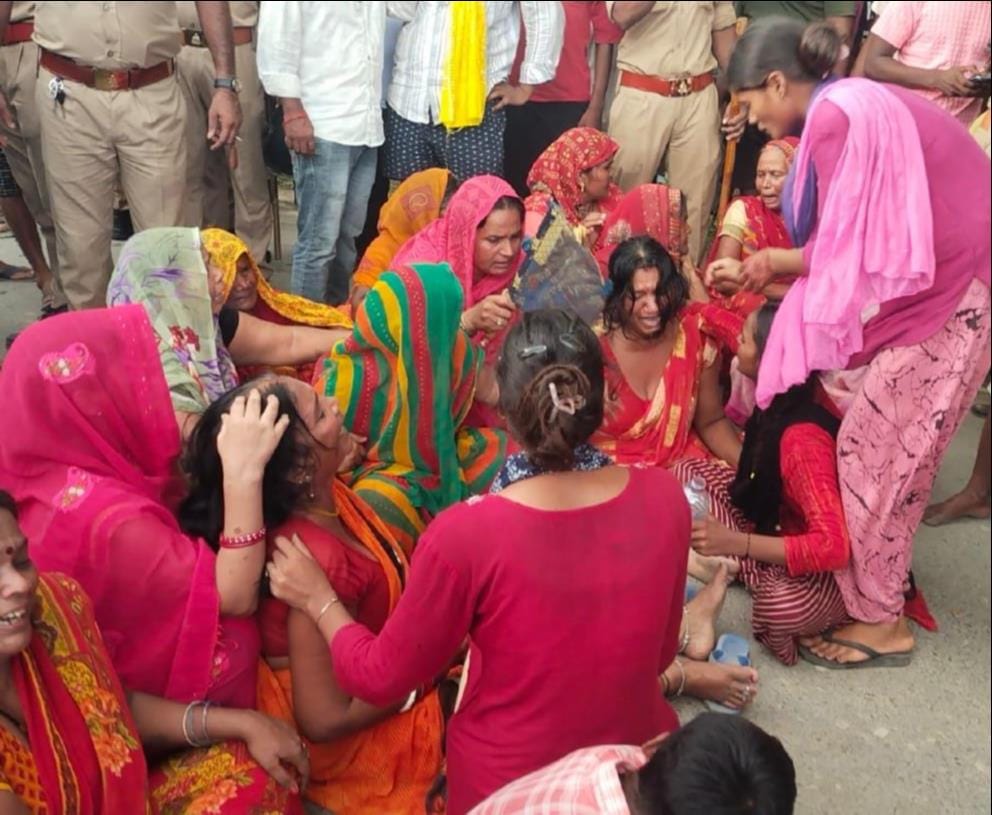 Three people including a woman injured in collision with an uncontrolled car, e-rickshaw driver diesThree people including a woman injured in collision with an uncontrolled car, e-rickshaw driver dies