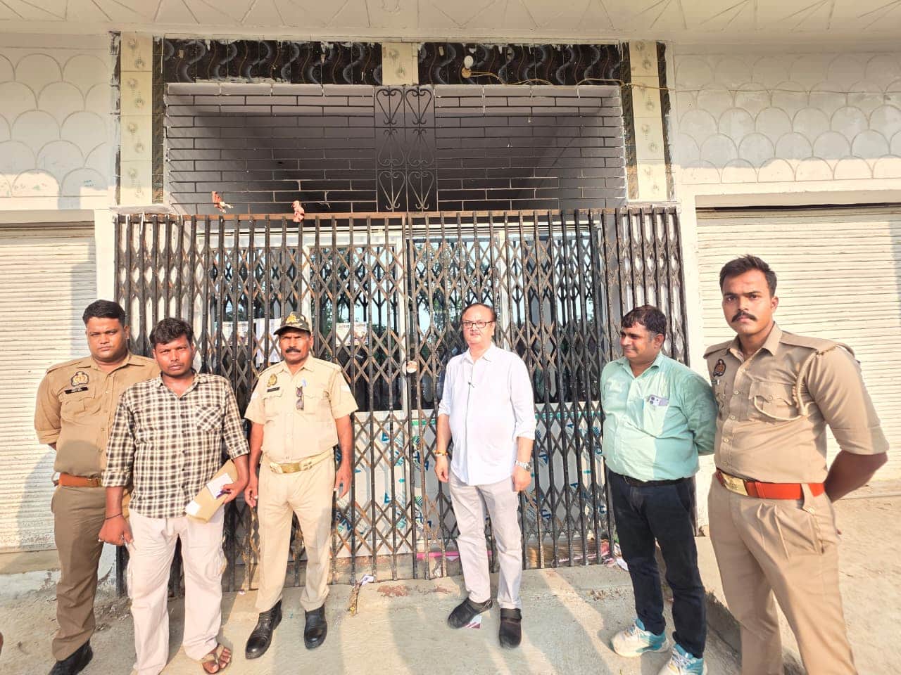 सील के बाद आरोग्यम पॉली क्लीनिक के बाहर खड़ी स्वास्थ्य टीम। स्रोत: विभाग