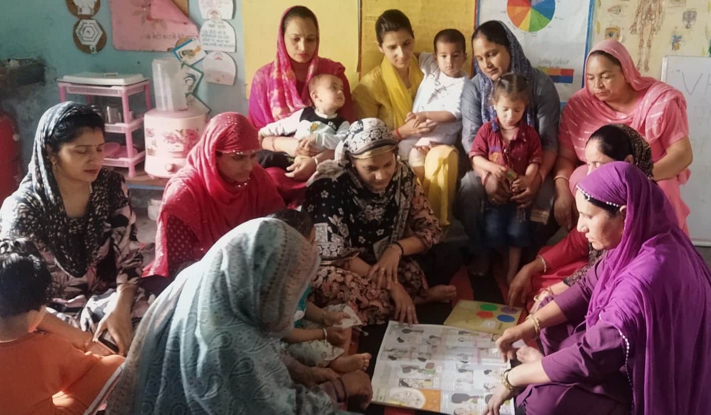 सोलन की आंगनबाड़ी में आयोजित स्तनपान सप्ताह जागरूकता कार्यक्रम के दौरान महिलाओं को जानकारी देती