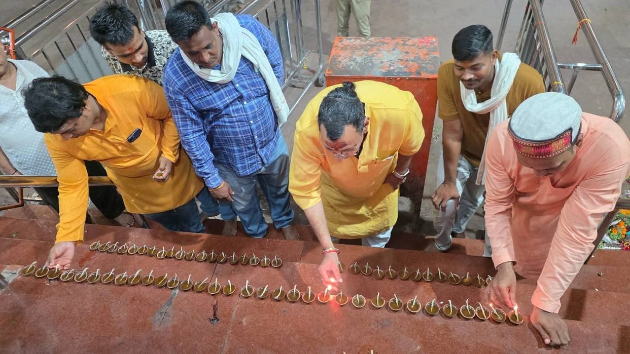 Lamps lit at Maa Vindhyavasini Dham under the 'Samrasta Sankalp Abhiyan' (Social Harmony Pledge Campaign).