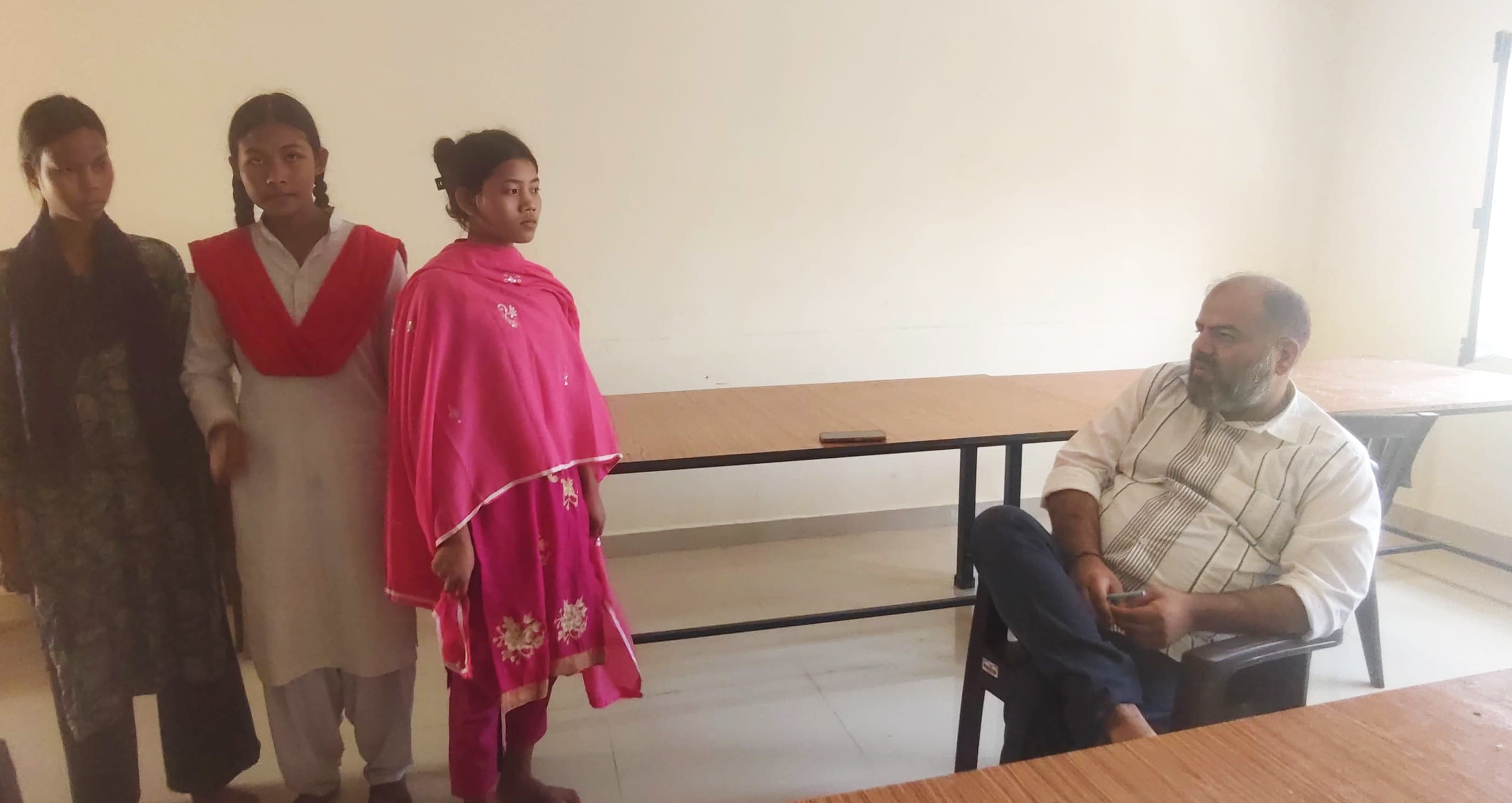 समस्याएं सुनते अधिकारी