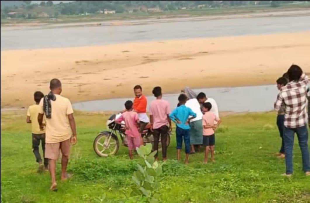 सोन नदी में मगरमच्छ के हमला घटना स्थल पर पहुंचे लोग।स्रोत जागरूक पाठक