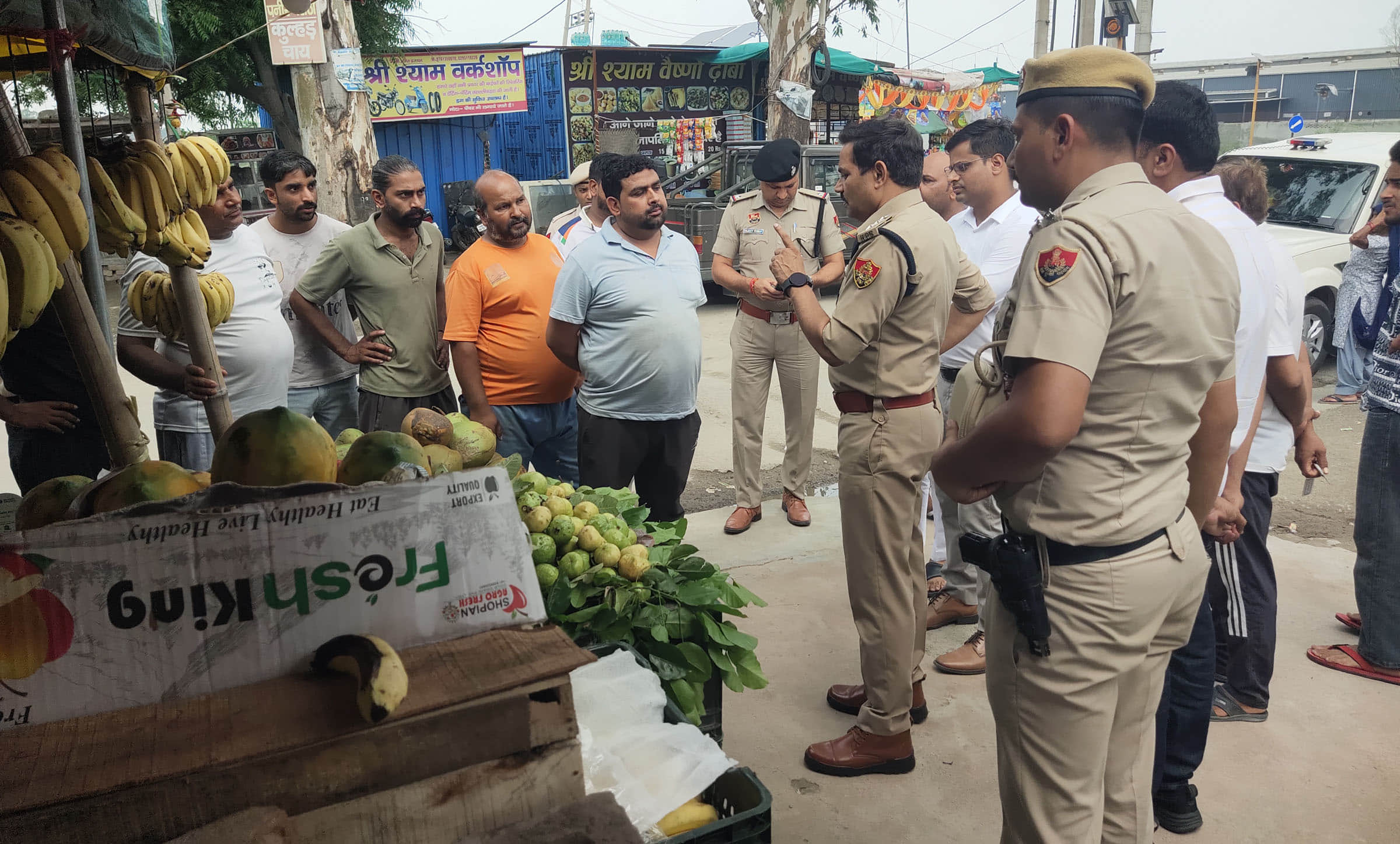 सनौली में दुकानदारों से बातचीत करते डीएसपी समालखा नरेंद्र कादियान। संवाद