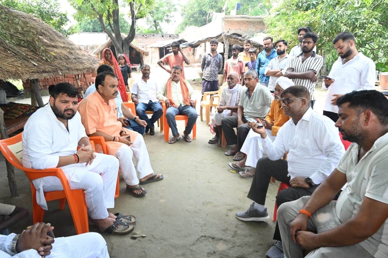 सोनौली मोहम्मदपुर गांव में पीड़ित परिजनों से बात करते सांसद करणभूषण सिंह। स्रोत: सोशल मीडिया 