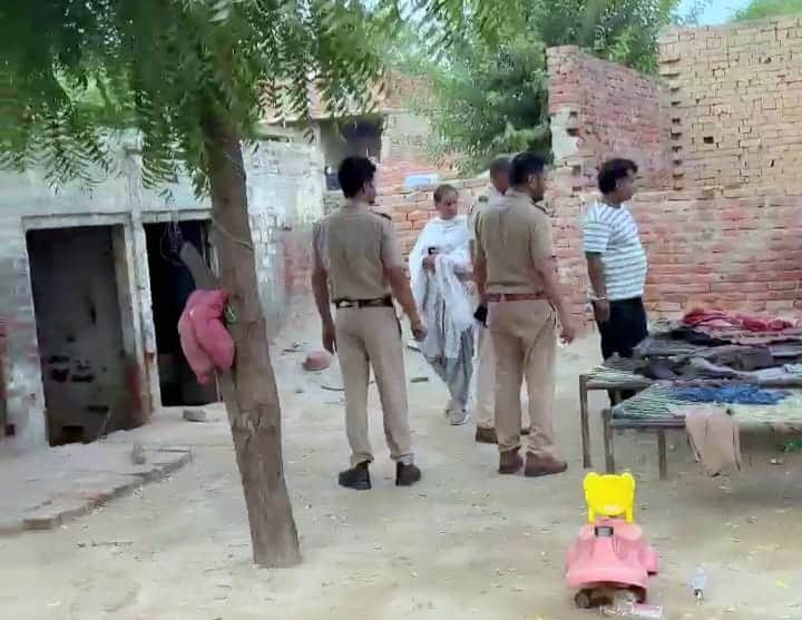 सर्च अभियान के दौरान घरों में मौजूद डॉग स्क्वॉड की टीम____वीडियो ग्रेव।