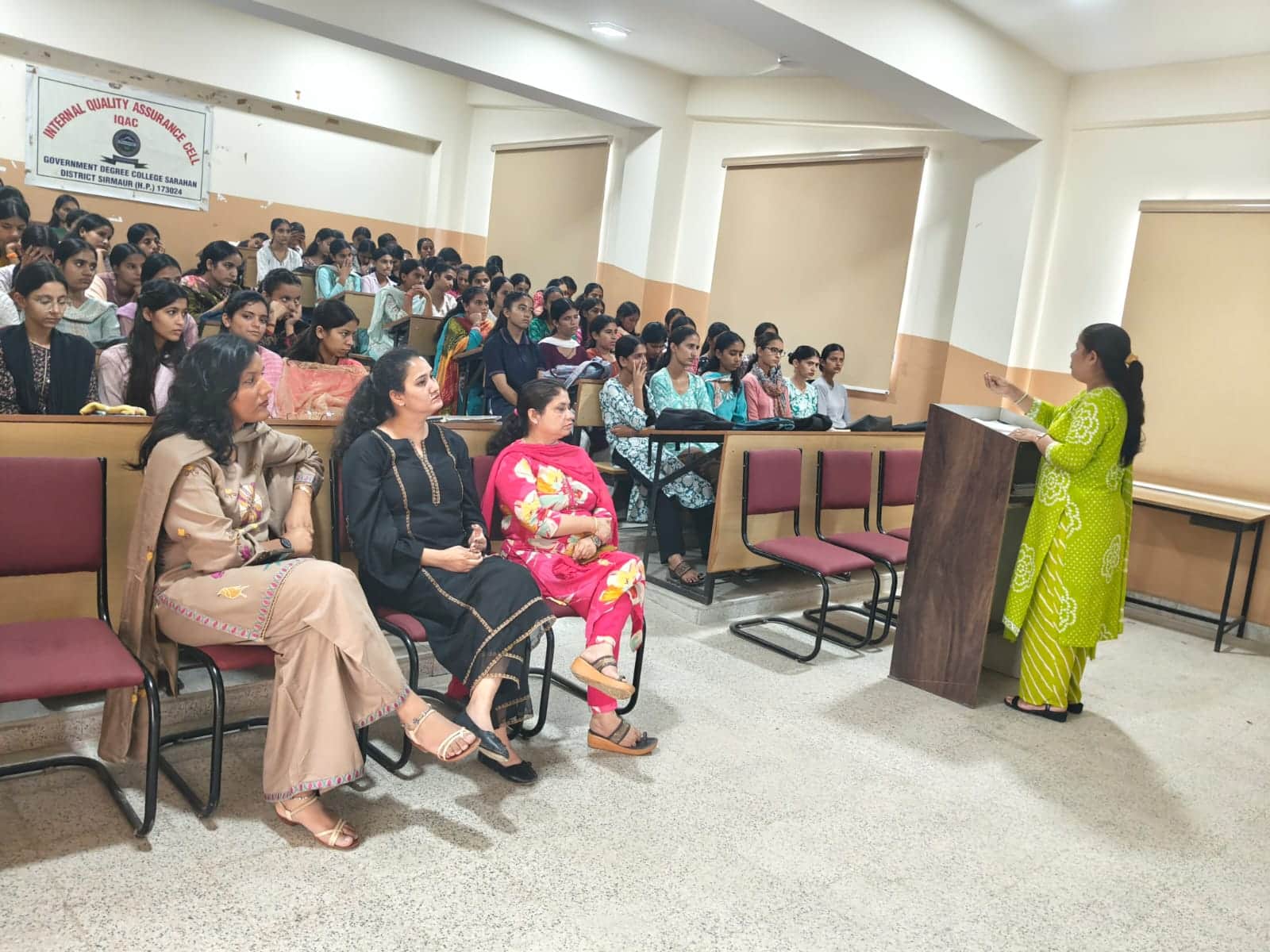 सराहां महाविद्यालय में आयोजित कार्यशाला में छात्राओं को जानकारी देती वक्ता। स्रोत आयोजक