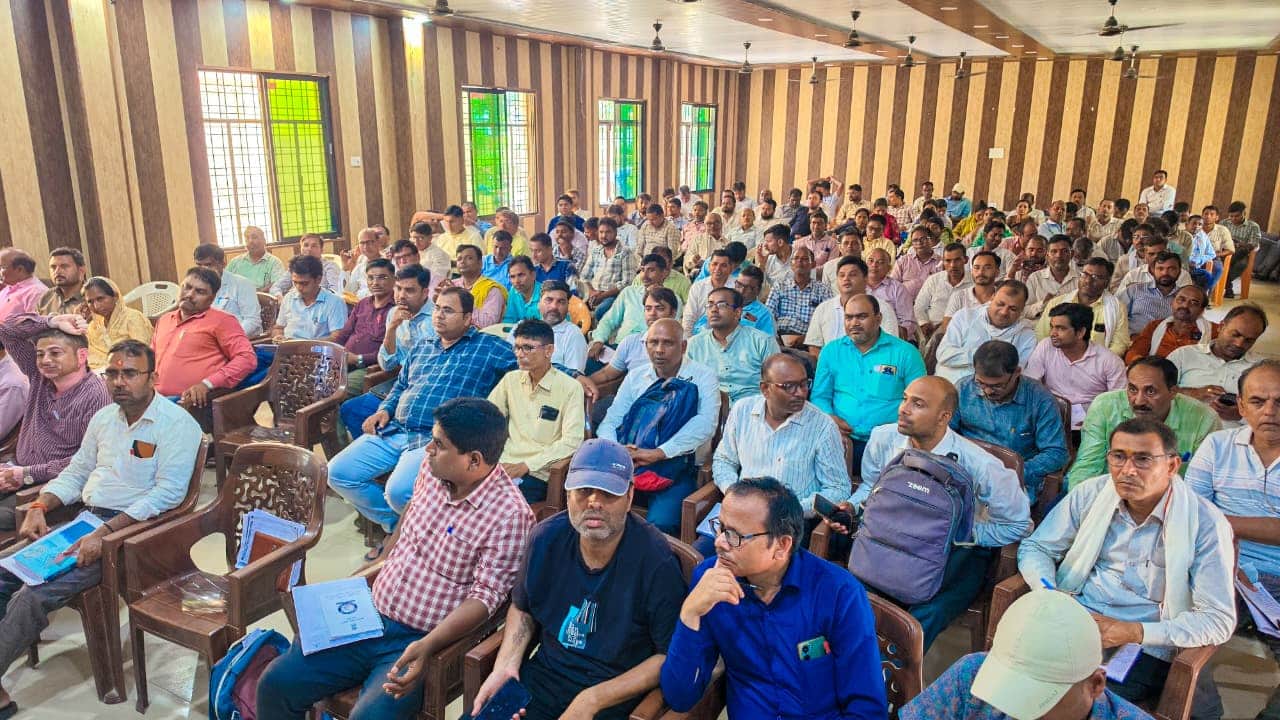 सिरसिया ब्लॉक सभागार में आयोजित बैठक में मौजूद शिक्षक।