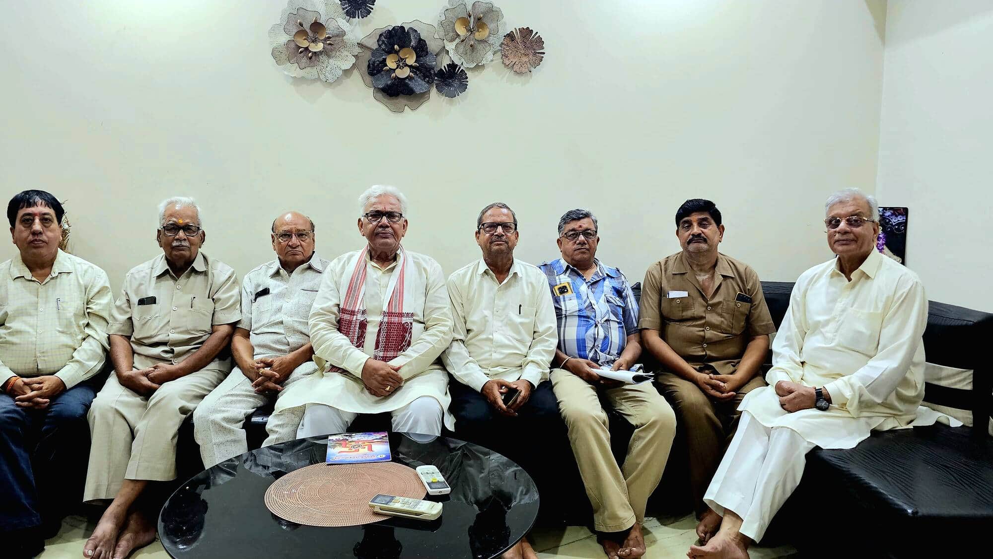 सर्वोदयी ब्राह्मण विकास संस्थान की बैठक में भाग लेते पदाधिकारी। 