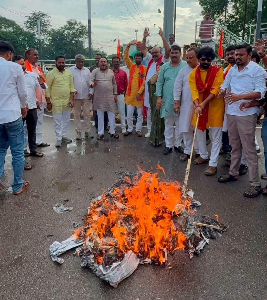 सांसद पप्पू यादव का पुतला जलाते भाजपा कार्यकर्ता-स्रोत पार्टी