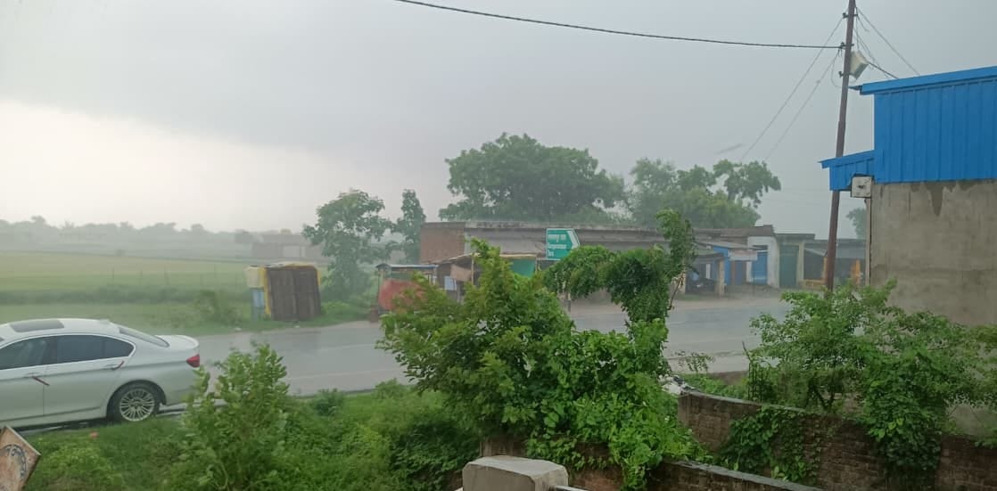 सदलूवीर बाजार में हो रही बरसात। संवाद