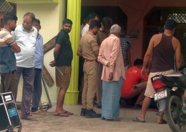 संदना में घटना के बाद जांच करती पुलिस व मौजूद परिजन व अन्य।- संवाद 