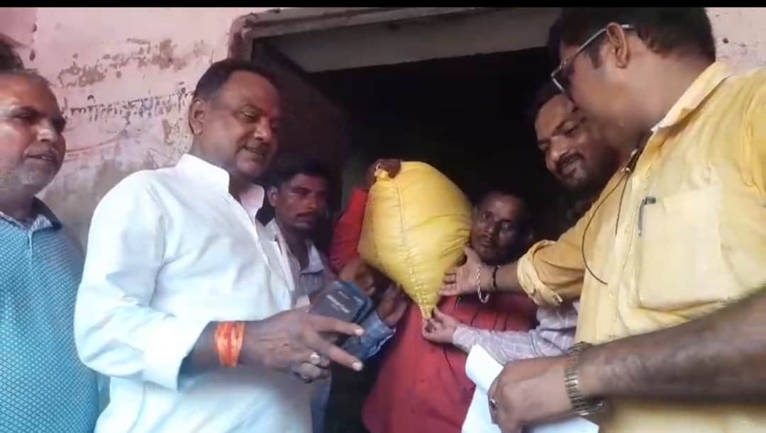 साधन सहकारी समिति मदनापुर गढ़ी में विधायक की मौजूदगी में बांटी गई खाद। -संवाद