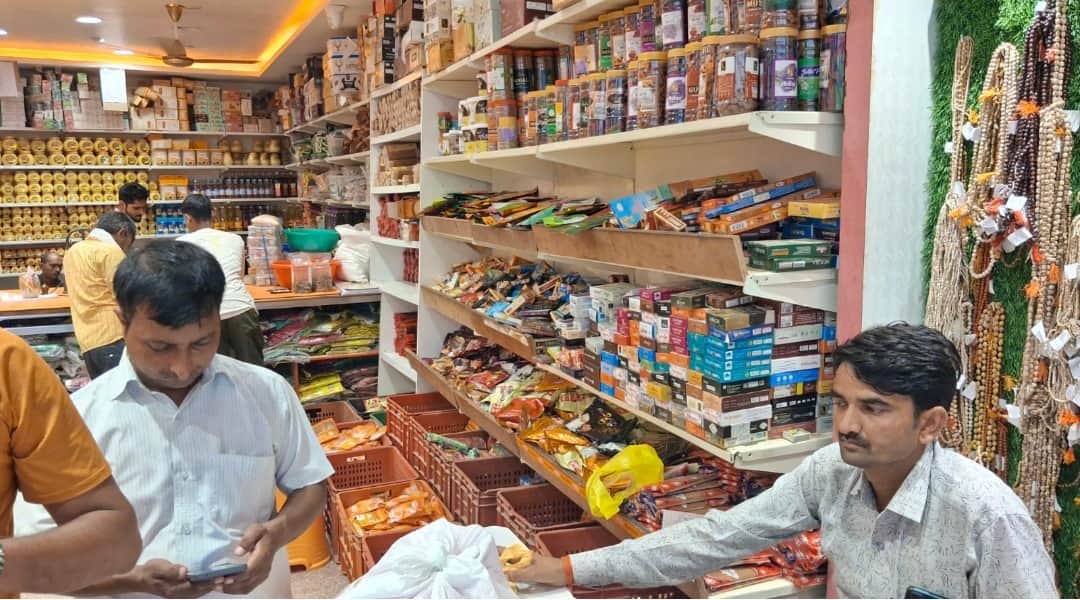 सावन में बाजार मे बिक रहा अगरबत्ती और अन्य धार्मिक सामान- संवाद