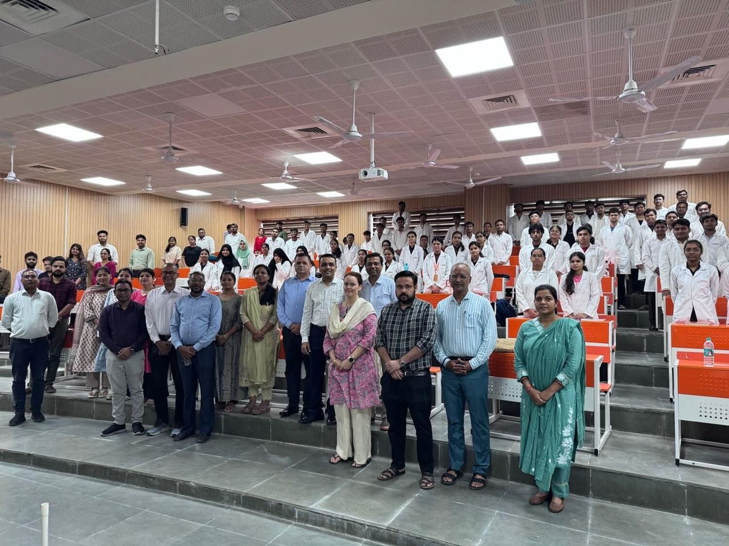 स्वशासी राज्य चिकित्सा महाविद्यालय में व्याख्यान में मौजूद चिकित्सक। स्रोत- मेडिकल कॉलेज