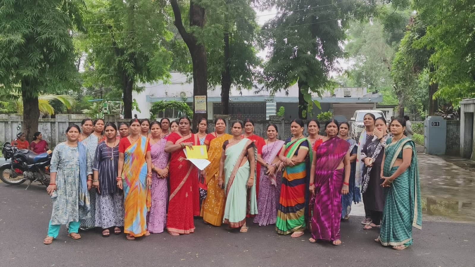 secl के सब एशिया मैनेजेर से समस्या रखी महिलाएं