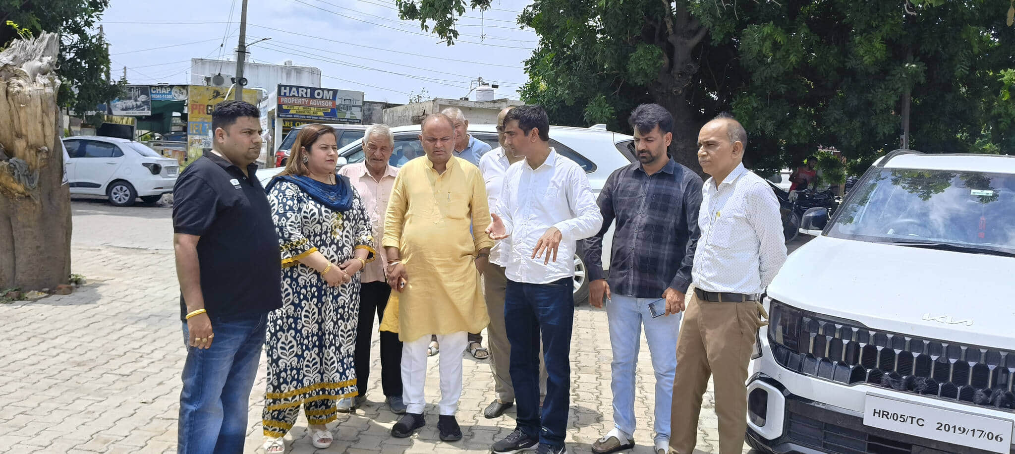 शाहाबाद। पंपिंग सिस्टम को लेकर नगरपलिका के अधिकारयों से बातचीत करते सुभाष कलसाना l  स्वयं