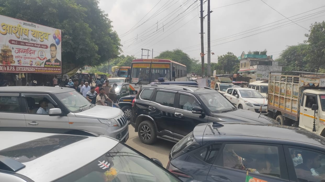 Laxity in traffic control at Manpur leads to a traffic jam at Aliganj intersection.
