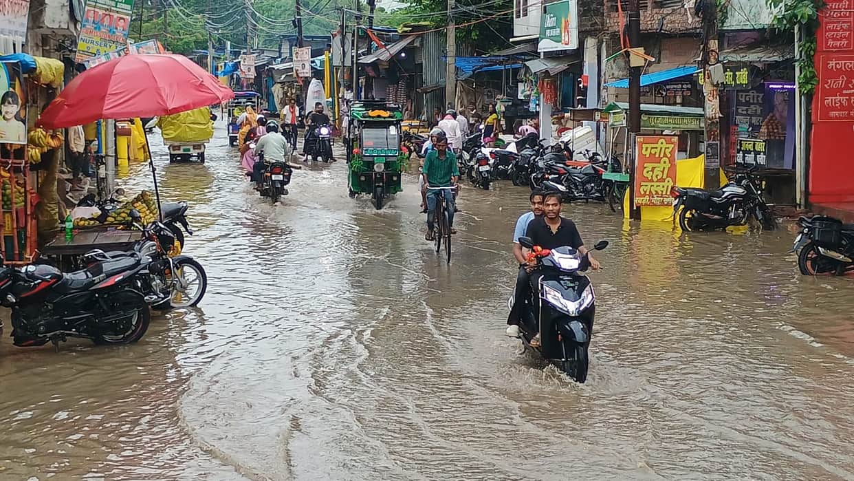 5 mm of rain in half an hour, temperature dropped by 3 degrees, 25 roads waterlogged, 30 drains choked.
