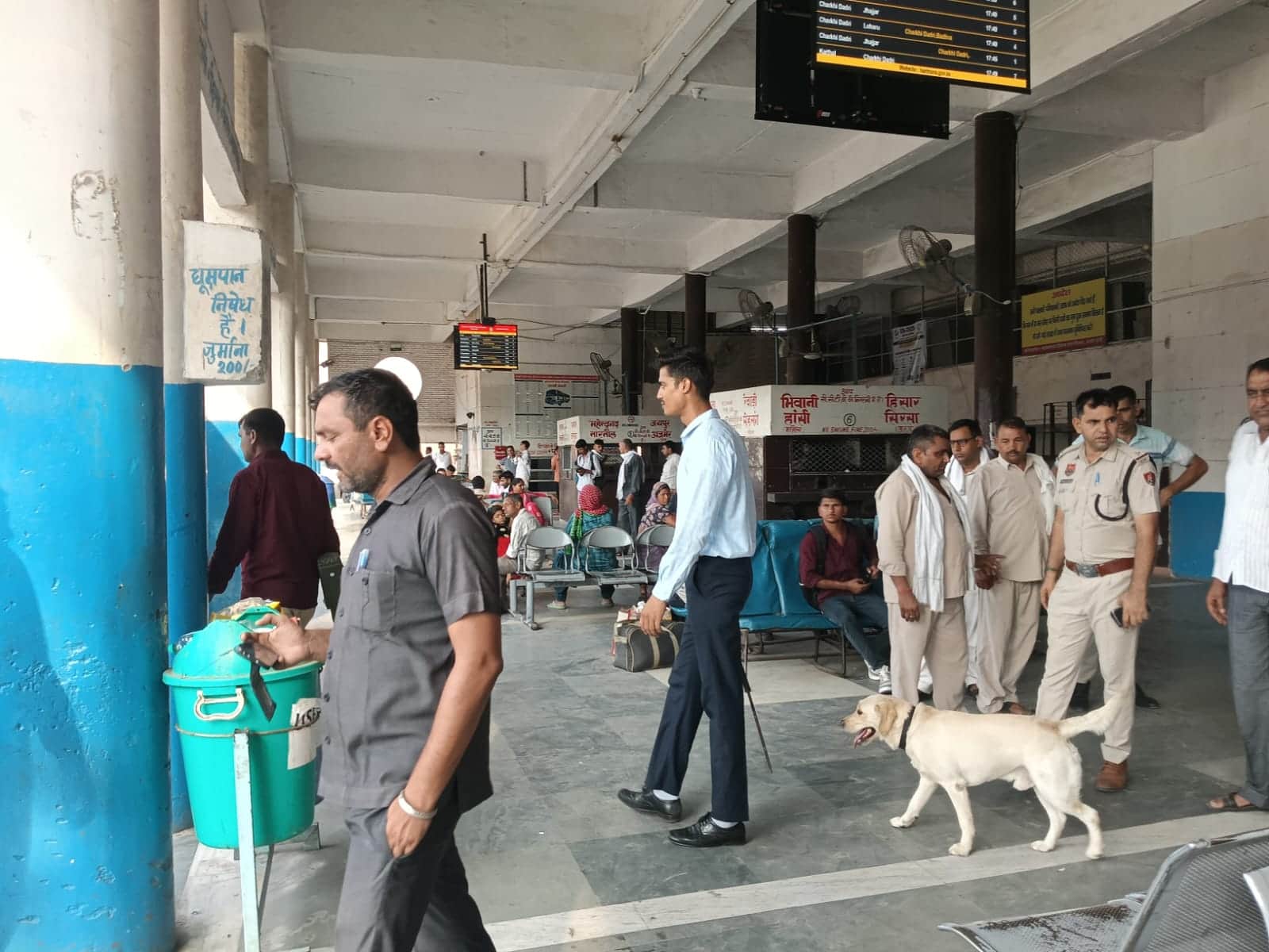 शहर स्थित बस स्टैंड पर तलाशी अभियान चलाते पुलिसकर्मी।