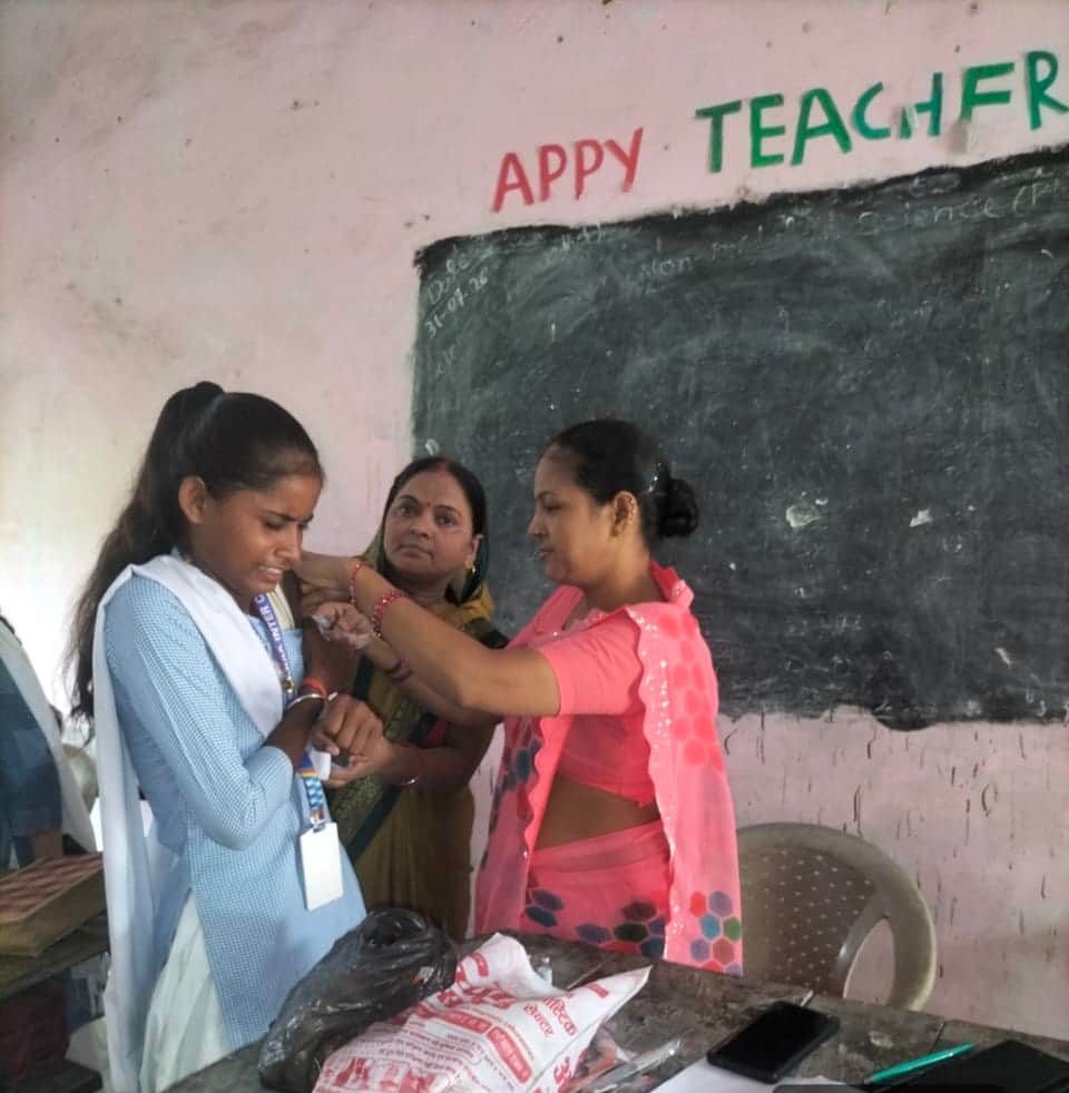 शहीद स्मारक इंटर कॉलेज नंदगंज में छात्राओं को एचपीवी का टीका लगती स्वास्थ्य कर्मी। संवाद