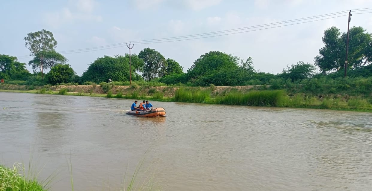 firozabad news girl jumped cenal
