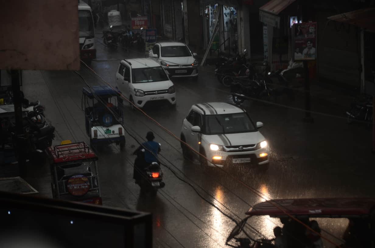 शुक्रवार शाम हुई रिमझिम बारिश। संवाद
