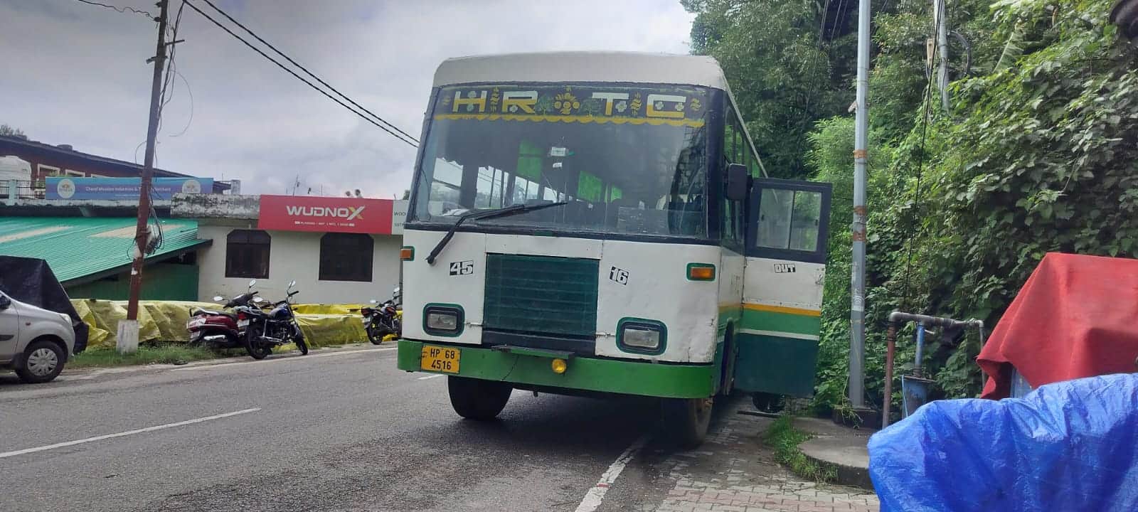 शीला चौक के पास खराब हुई निगम की बस। -संवाद