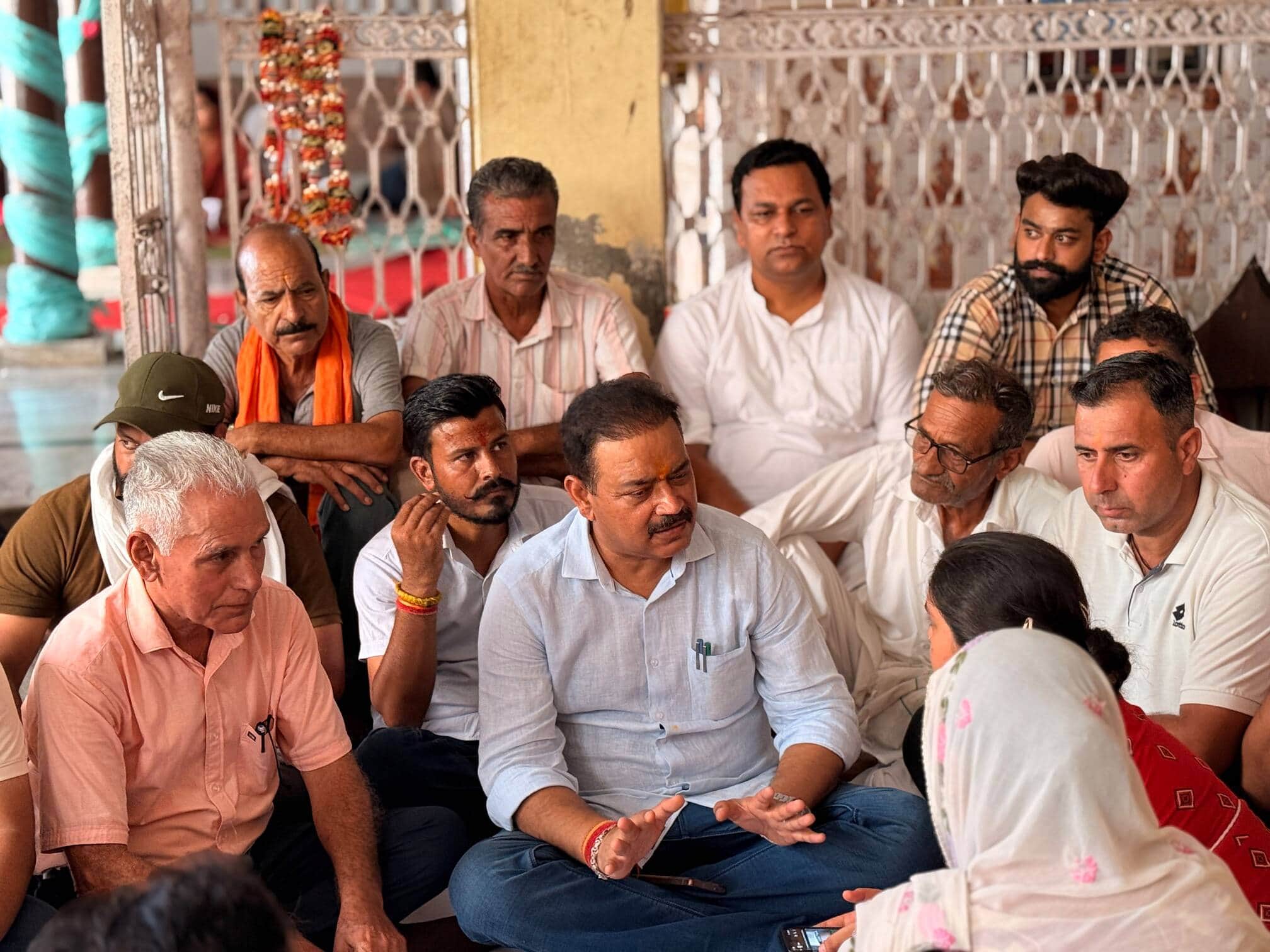 श्री नागनी माता मंदिर में आयोजित भंडार में पहुंचे विधायक मलेंद्र राजन लोगों से चर्चा करते हुए।-
