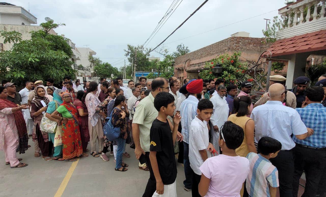 शास्त्री कॉलोनी स्थित मंत्री अनिल विज के आवास पर समस्या लेकर पहुंचे लोग। प्रवक्ता