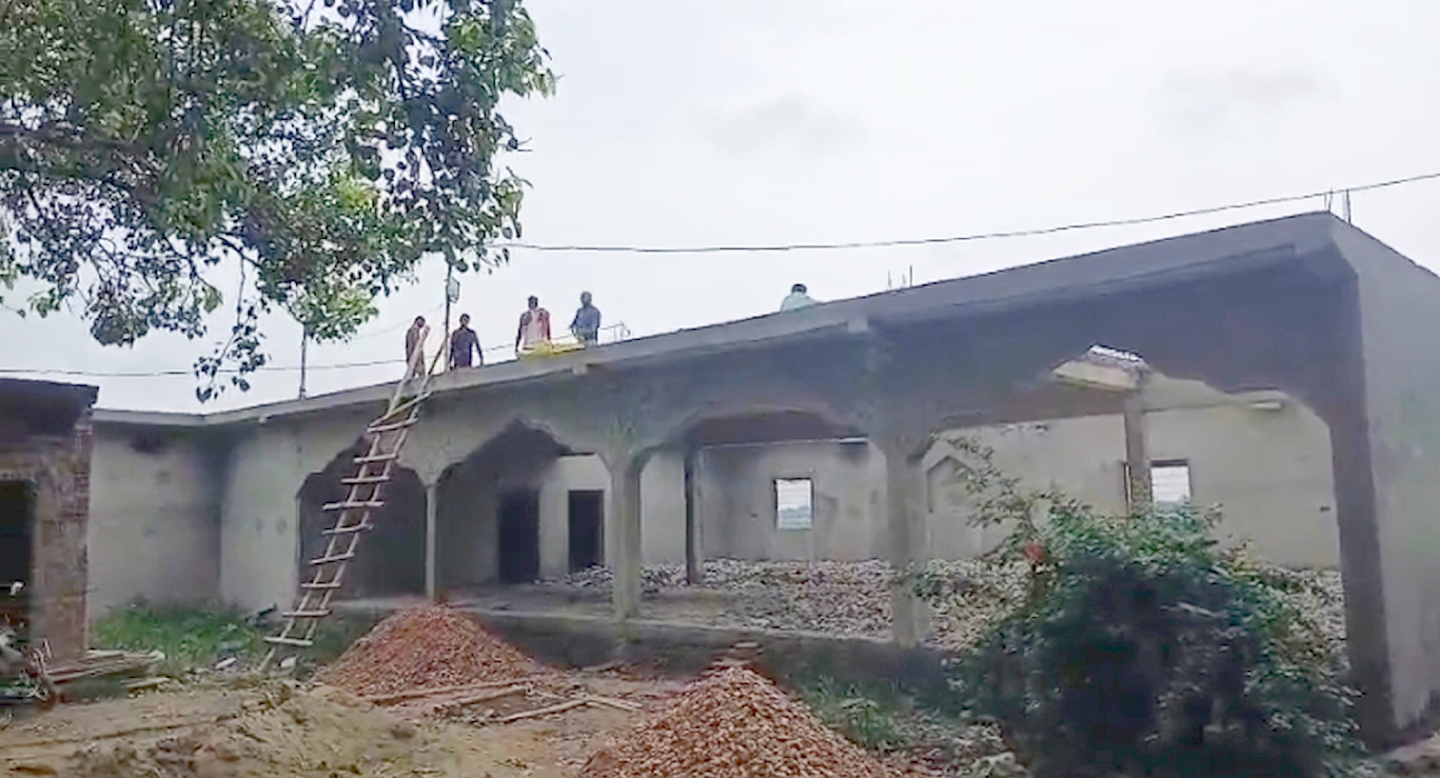  शिवगढ़ धाम में मुख्यमंत्री वंदन योजना के तहत कराए जा रहे कार्य 